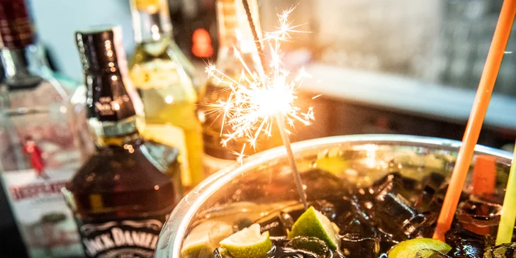 Maxi drink: Cuba Libre, Mojito, Beefeater s tonicem i Cpt. Morgan s colou