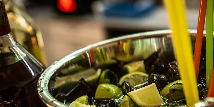 Maxi drink: Cuba Libre, Mojito, Beefeater s tonicem i Cpt. Morgan s colou