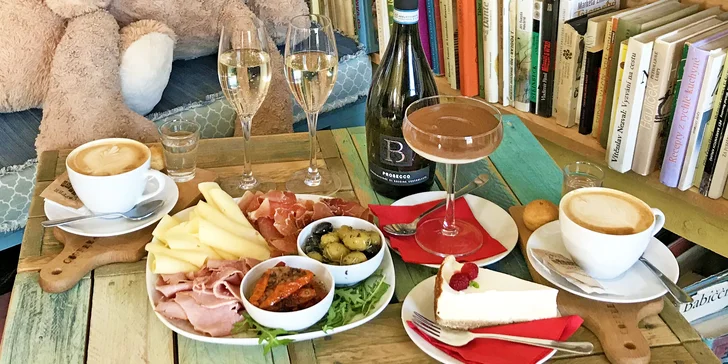 Talíř plný delikates, cappuccino, dezerty, prosecco i květina pro dámu