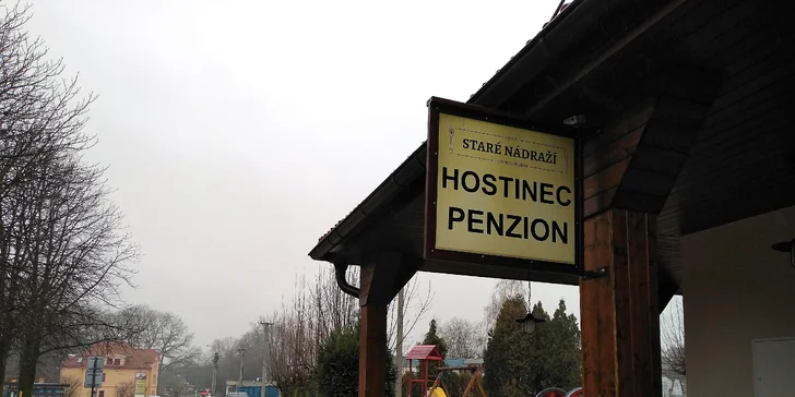 Kuřecí stripsy, vepřové řízečky, hranolky a salát coleslaw pro 2 i 4 osoby