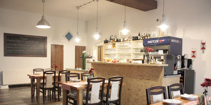 Kuřecí stripsy, vepřové řízečky, hranolky a salát coleslaw pro 2 i 4 osoby