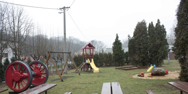 Kuřecí stripsy, vepřové řízečky, hranolky a salát coleslaw pro 2 i 4 osoby