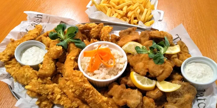 Kuřecí stripsy, vepřové řízečky, hranolky a salát coleslaw pro 2 i 4 osoby