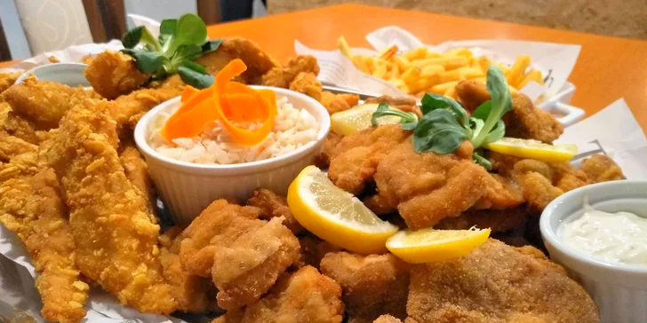 Kuřecí stripsy, vepřové řízečky, hranolky a salát coleslaw pro 2 i 4 osoby