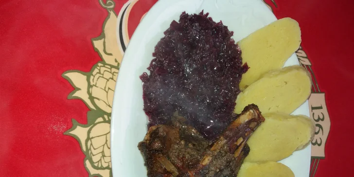 Čtvrtka i celá pečená kachna s bramborovým knedlíkem a červeným zelím