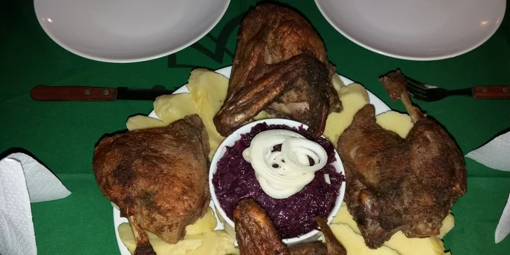 Čtvrtka i celá pečená kachna s bramborovým knedlíkem a červeným zelím