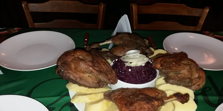 Čtvrtka i celá pečená kachna s bramborovým knedlíkem a červeným zelím