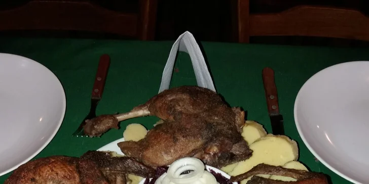 Čtvrtka i celá pečená kachna s bramborovým knedlíkem a červeným zelím