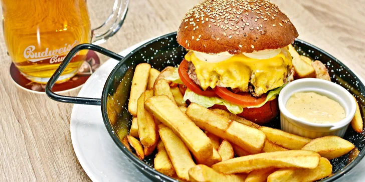Burger z českého skotu, hranolky, majonéza i pivo Budvar pro 1–2 osoby