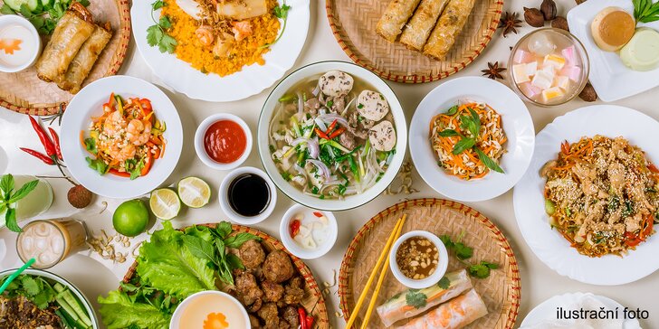 Vietnamský obědový bufet: talíř plný specialit a polévka nebo neomezená konzumace