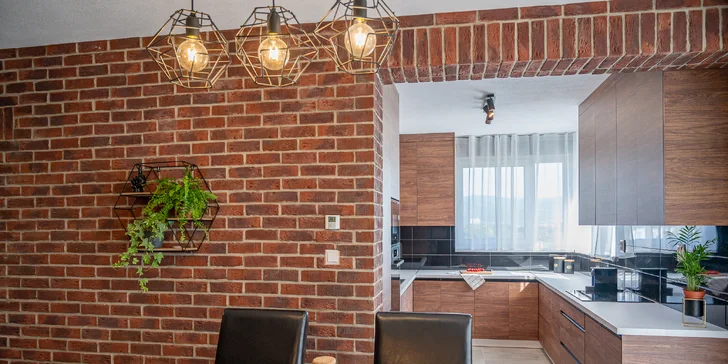 U apartmánů zdarma zaparkujete. 