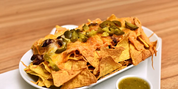 Milovníci slaného zvolí variantu nachos a vína. 