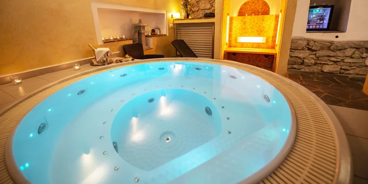 90 minut privátního wellness pro pár: romantika i relax ve vířivce či sauně