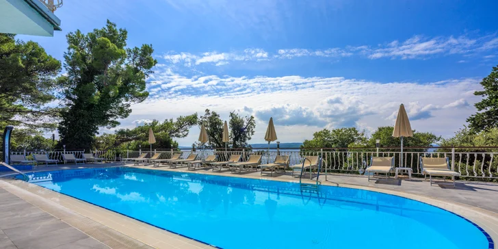 Ubytujete sa v 4* hoteli Mediteran Maradiso by Aminess, len pár krokov od pláže.