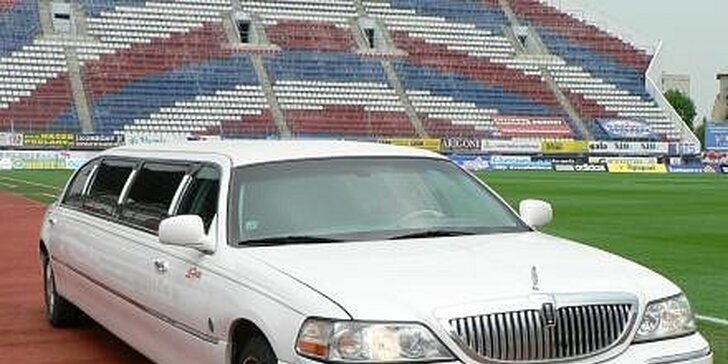 3500 Kč za pronájem luxusní limuzíny Lincoln 120 s občerstvením a řidičem.