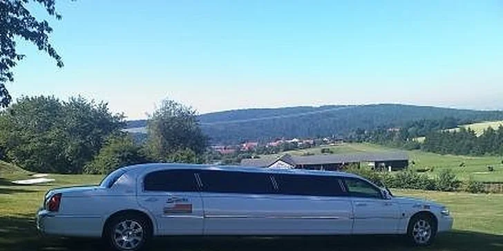 3500 Kč za pronájem luxusní limuzíny Lincoln 120 s občerstvením a řidičem.