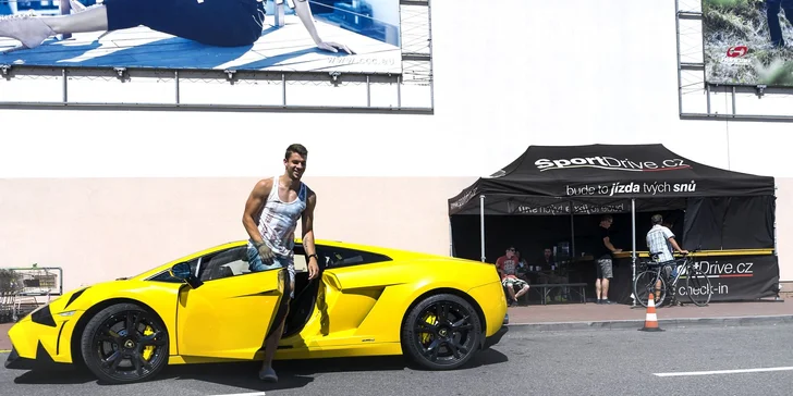 Po jazde sa už budete usmievať. Riadiť supersport je tak intenzívny zážitok, že to ani inak nejde. Nám sa dvíhajú kútiky, už keď naštartujeme.