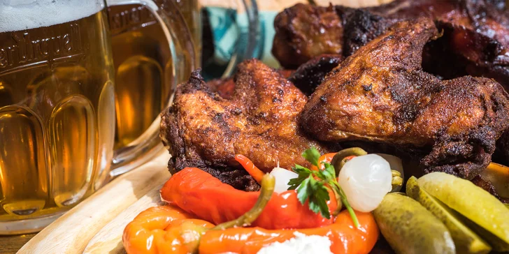 2,5 kg pečeného masa pro partu: bohatá hostina se samovýčepem na stole