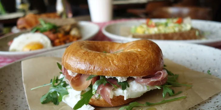 Snídaňové menu dle výběru: anglická i italská snídaně, ovesná kaše i bagel