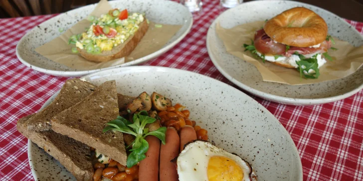 Snídaňové menu dle výběru: anglická i italská snídaně, ovesná kaše i bagel