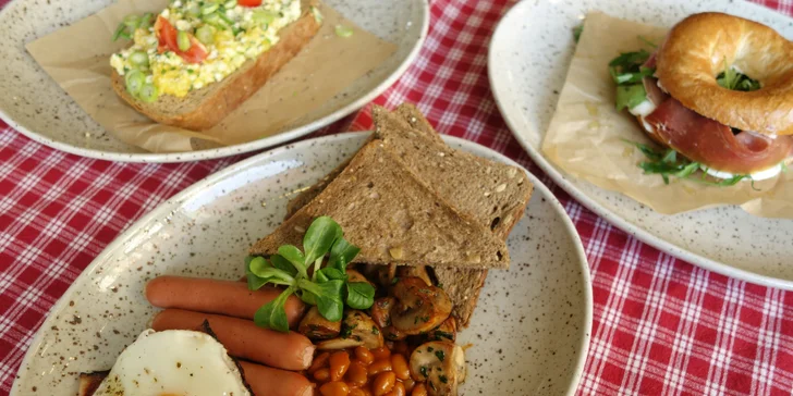Snídaňové menu dle výběru: anglická i italská snídaně, ovesná kaše i bagel