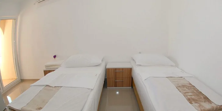 7 nocí na ostrově Vir: krásné apartmány u moře pro 2 či 4 os., bazén i hřiště