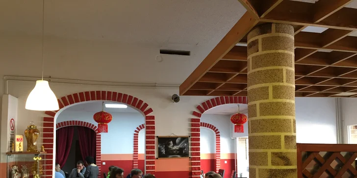 Asijská hostina: sushi a krevety v tempuře, tofu s teryiaki omáčkou a salát