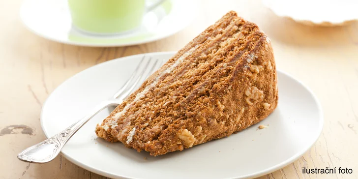 Medovník s mraženým jogurtem a karamelové Latte se šlehačkou v OC Harfa
