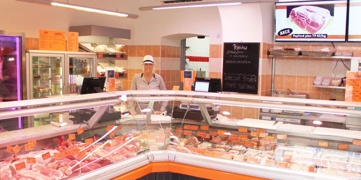 Farmářská bedýnka plná masa: vepřové, klobásy i mleté hovězí na gril