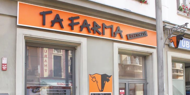 Farmářská bedýnka plná masa: vepřové, klobásy i mleté hovězí na gril