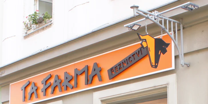 Farmářská bedýnka plná masa: vepřové, klobásy i mleté hovězí na gril