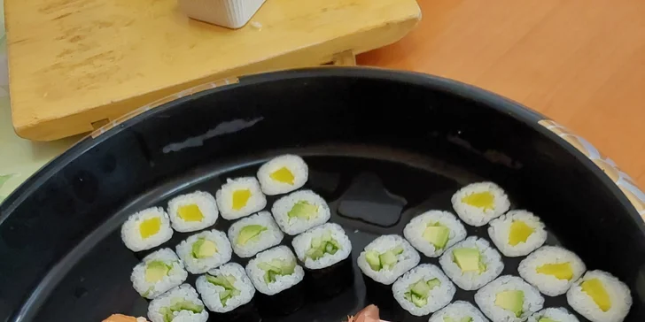 Na místě vám připraví set s 24 nebo 36 maki a nigiri. 
