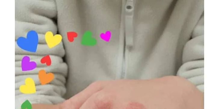 Základní manikúra s lakováním barevnými gel-laky zpevněnémi v UV lampě