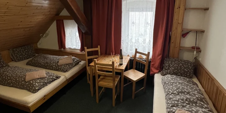Po příjezdu se ubytujete ve standardně zařízených pokojích „turistické úrovně“ se sociálním zařízením, televizí a připojením k internetu.