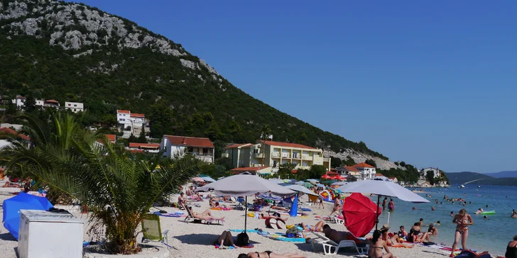 7 nocí v jižní Dalmácii: 3* hotel přímo na pláži, polopenze a dítě zdarma