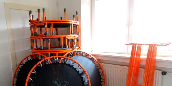 Zábavné cvičení pro posílení svalů: 1 nebo 3 lekce skákání na trampolínkách