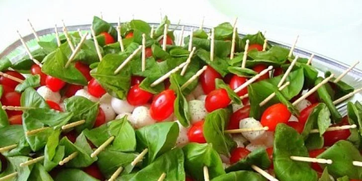 629 Kč za 60 minišpízů caprese + 1 láhev italského vína v hodnotě 899 Kč