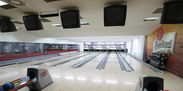 Hodina bowlingu na profi dráze a dvě 32cm pizzy podle výběru až pro 8 osob