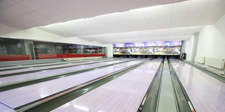 Hodina bowlingu na profi dráze a dvě 32cm pizzy podle výběru až pro 8 osob