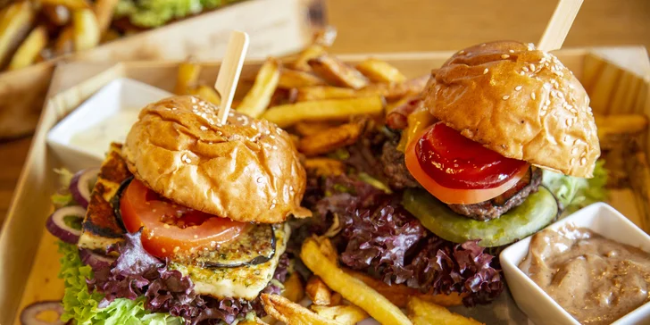 2 či 4 miniburgery v domácí housce: vepřové, sýr halloumi i hovězí pastrami