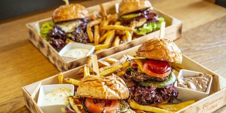 2 či 4 miniburgery v domácí housce: vepřové, sýr halloumi i hovězí pastrami