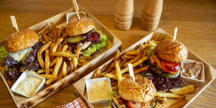 2 či 4 miniburgery v domácí housce: vepřové, sýr halloumi i hovězí pastrami