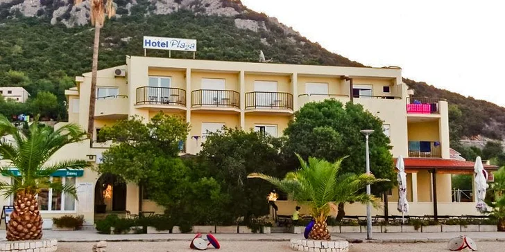 7 nocí v jižní Dalmácii: 3* hotel přímo na pláži, polopenze a dítě zdarma