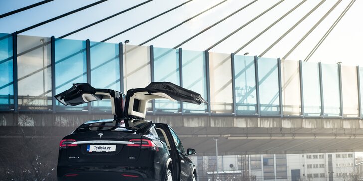 Jízda do budoucnosti v luxusním elektromobilu Tesla Model S nebo Model X