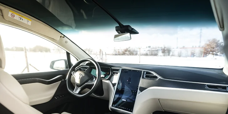 Jízda do budoucnosti v luxusním elektromobilu Tesla Model S nebo Model X