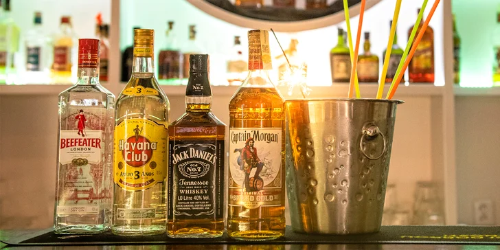 Maxi drink: Cuba Libre, Mojito, Beefeater s tonicem i Cpt. Morgan s colou