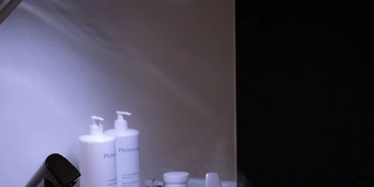 Fotonová terapie přispívá k redukci akné, vrásek i pigmentových skvrn. 