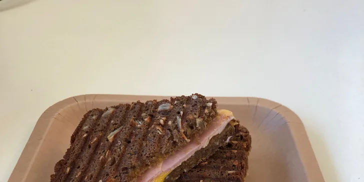 Teplé a křupavé sendviče s chedarem a šunkou nebo rajčetem a mozzarellou