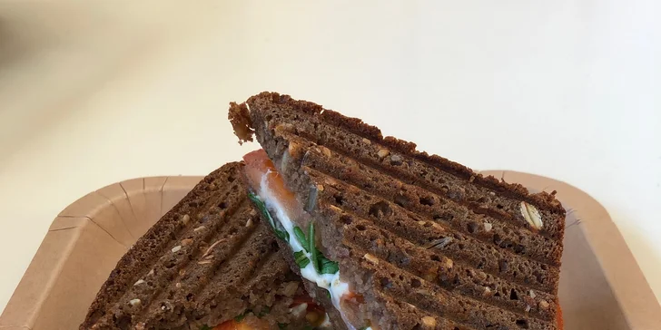 Teplé a křupavé sendviče s chedarem a šunkou nebo rajčetem a mozzarellou