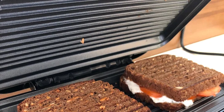 Teplé a křupavé sendviče s chedarem a šunkou nebo rajčetem a mozzarellou